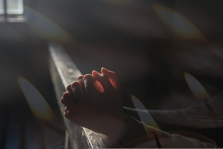 Godzina łaski — czym jest i jak się wtedy modlić?