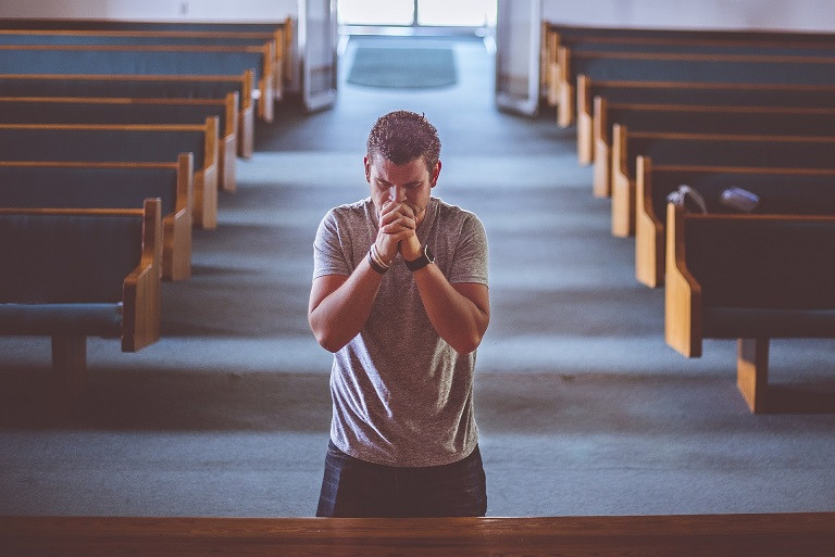 Modlitwa w sprawach trudnych — do kogo się zwrócić?