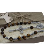 Różaniec do samochodu na lusterko w pudełku z sentencją TYGRYSIE OKO 9062