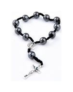 Różaniec dziesiątka na sznurku z medalikiem św. Benedykta, hematyt