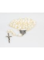 Różaniec z płatkiem róży z grobu św. Jana Pawła II